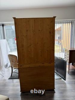 Buffet de cuisine en pin massif vintage avec portes en verre leadlight et espace de rangement