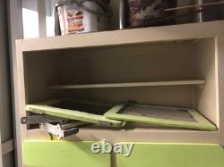 Buffet de cuisine vintage des années 1950 avec portes et tiroirs