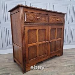 Buffet en bois ancien de style jacobéen avec commode latérale et placard de cour