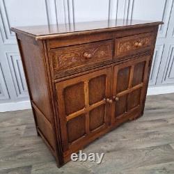 Buffet en bois ancien de style jacobéen avec commode latérale et placard de cour