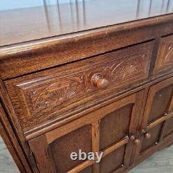 Buffet en bois ancien de style jacobéen avec commode latérale et placard de cour