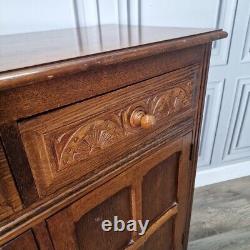 Buffet en bois ancien de style jacobéen avec commode latérale et placard de cour