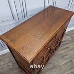 Buffet en bois ancien de style jacobéen avec commode latérale et placard de cour