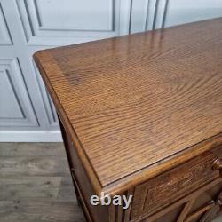 Buffet en bois ancien de style jacobéen avec commode latérale et placard de cour