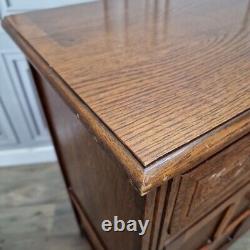 Buffet en bois ancien de style jacobéen avec commode latérale et placard de cour