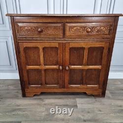 Buffet en bois ancien de style jacobéen avec commode latérale et placard de cour