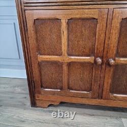 Buffet en bois ancien de style jacobéen avec commode latérale et placard de cour