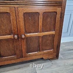 Buffet en bois ancien de style jacobéen avec commode latérale et placard de cour