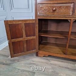 Buffet en bois ancien de style jacobéen avec commode latérale et placard de cour