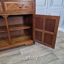 Buffet en bois ancien de style jacobéen avec commode latérale et placard de cour