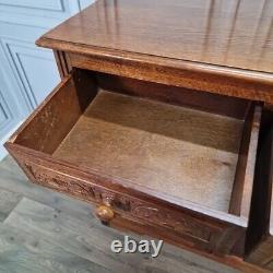 Buffet en bois ancien de style jacobéen avec commode latérale et placard de cour