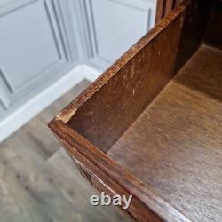 Buffet en bois ancien de style jacobéen avec commode latérale et placard de cour