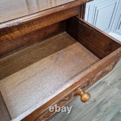 Buffet en bois ancien de style jacobéen avec commode latérale et placard de cour