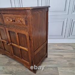 Buffet en bois ancien de style jacobéen avec commode latérale et placard de cour