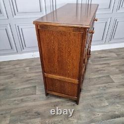 Buffet en bois ancien de style jacobéen avec commode latérale et placard de cour