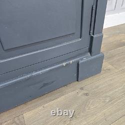 Buffet en bois peint gris style campagne avec tiroirs et placard pour vin