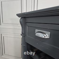 Buffet en bois peint gris style campagne avec tiroirs et placard pour vin
