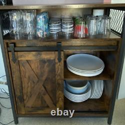 Buffet industriel vintage, cabinet à boissons rustique avec étagère et unité de rangement latérale.