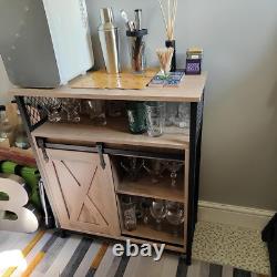 Buffet industriel vintage, cabinet à boissons rustique avec étagère et unité de rangement latérale.