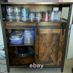 Buffet industriel vintage, cabinet à boissons rustique avec étagère et unité de rangement latérale.