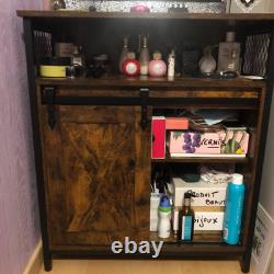 Buffet industriel vintage, cabinet à boissons rustique avec étagère et unité de rangement latérale.