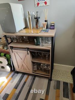 Buffet industriel vintage, cabinet à boissons rustique avec étagère et unité de rangement latérale.