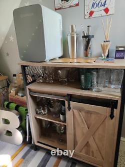 Buffet industriel vintage, cabinet à boissons rustique avec étagère et unité de rangement latérale.