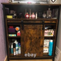 Buffet industriel vintage, cabinet à boissons rustique avec étagère et unité de rangement latérale.