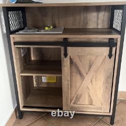 Buffet industriel vintage, cabinet à boissons rustique avec étagère et unité de rangement latérale.