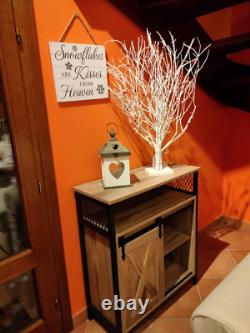 Buffet industriel vintage, cabinet à boissons rustique avec étagère et unité de rangement latérale.