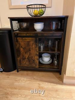 Buffet industriel vintage, cabinet à boissons rustique avec étagère et unité de rangement latérale.