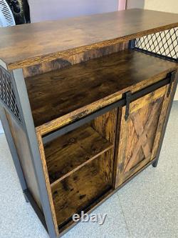 Buffet industriel vintage, cabinet à boissons rustique avec étagère et unité de rangement latérale.