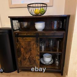 Buffet industriel vintage, cabinet à boissons rustique avec étagère et unité de rangement latérale.