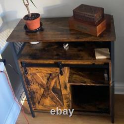 Buffet industriel vintage, cabinet à boissons rustique avec étagère et unité de rangement latérale.