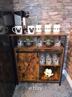 Buffet industriel vintage, cabinet à boissons rustique avec étagère et unité de rangement latérale.