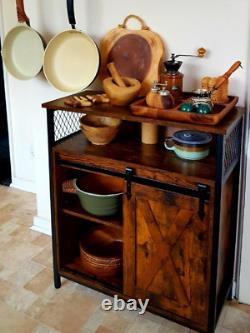 Buffet industriel vintage, cabinet à boissons rustique avec étagère et unité de rangement latérale.