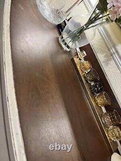 Buffet latéral de cabinet vintage shabby chic peint en F&B Hair Salon Kitchen Tea Room