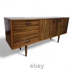 Buffet long en teck vintage des années 50 Buffet long en teck vintage des années 50