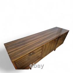 Buffet long en teck vintage des années 50 Buffet long en teck vintage des années 50