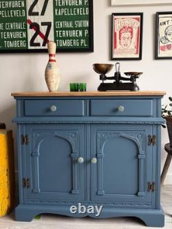 Buffet vintage bleu peint avec un dessus en bois naturel