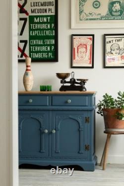 Buffet vintage bleu peint avec un dessus en bois naturel