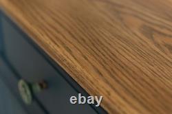 Buffet vintage bleu peint avec un dessus en bois naturel