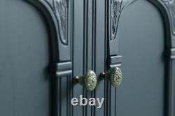 Buffet vintage bleu peint avec un dessus en bois naturel