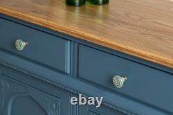 Buffet vintage bleu peint avec un dessus en bois naturel