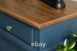 Buffet vintage bleu peint avec un dessus en bois naturel