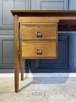 Bureau compact en teck vintage des années 1950 par James Leonard pour Esavian avec clé