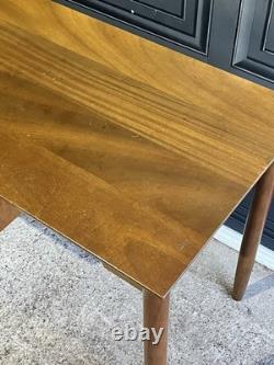 Bureau compact en teck vintage des années 1950 par James Leonard pour Esavian avec clé