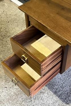 Bureau compact en teck vintage des années 1950 par James Leonard pour Esavian avec clé