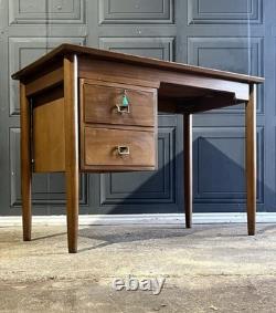 Bureau compact en teck vintage des années 1950 par James Leonard pour Esavian avec clé