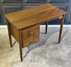 Bureau compact en teck vintage des années 1950 par James Leonard pour Esavian avec clé